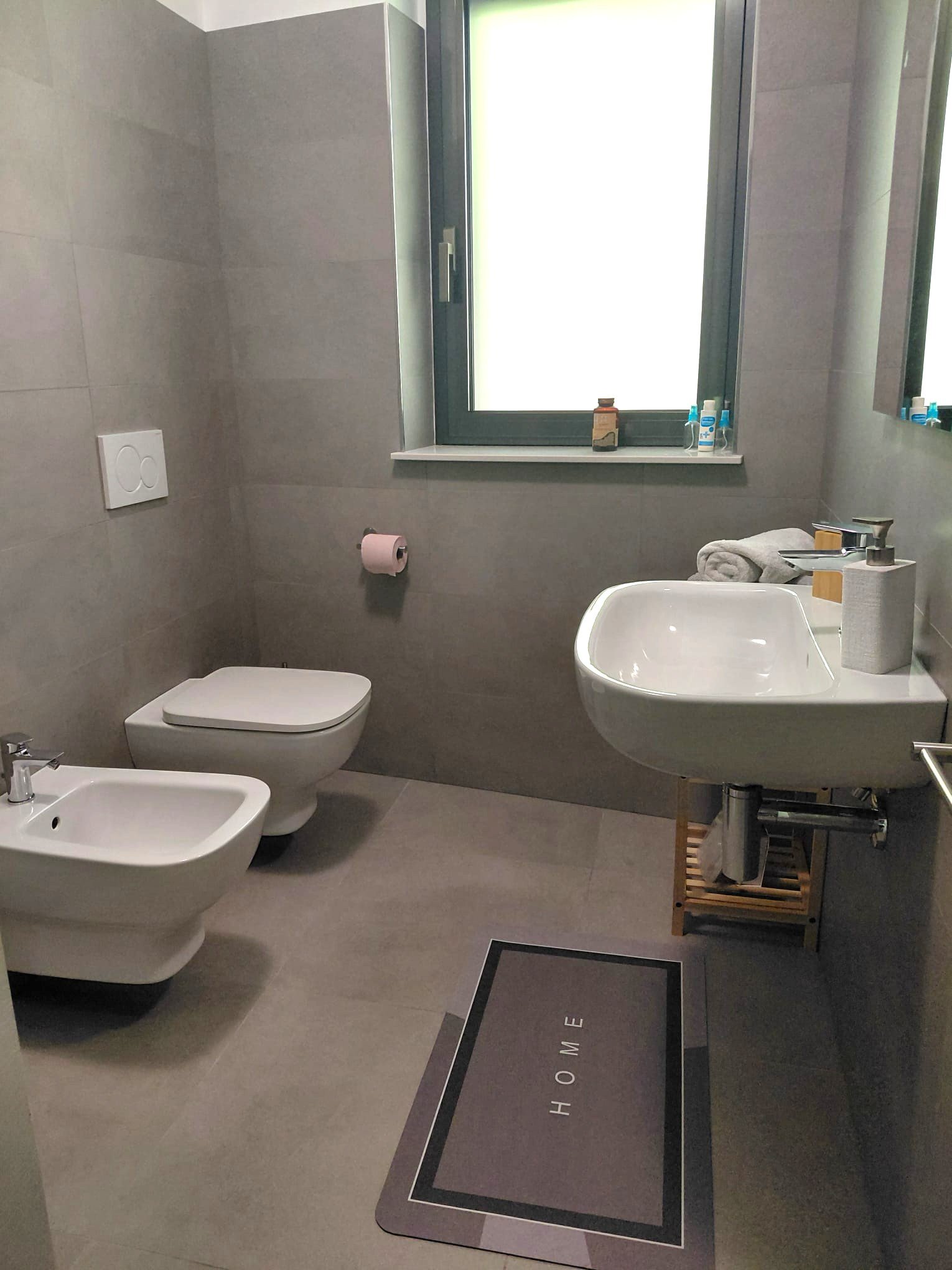 Bagno moderno con doccia
