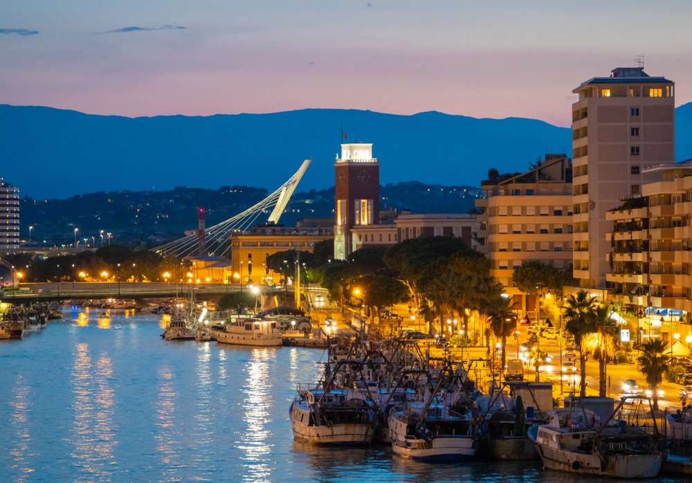 Gli interni luminosi della casa vacanze Amomè